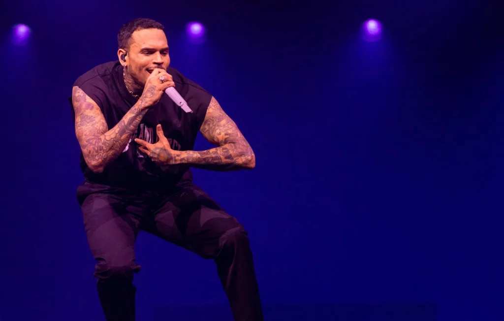 Chris Brown libéré sous caution après accusations de violence au UK