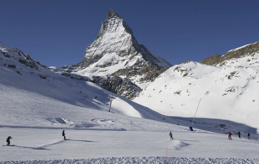 Cinq skieurs retrouvés morts près de Zermatt en Suisse