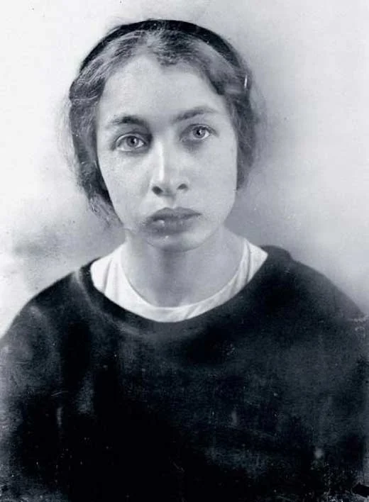 Fanny Kaplan regard sérieux