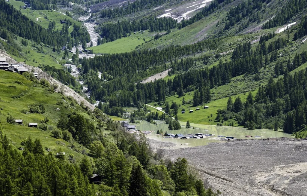 Éboulement en Suisse : Un lac et des risques persistants