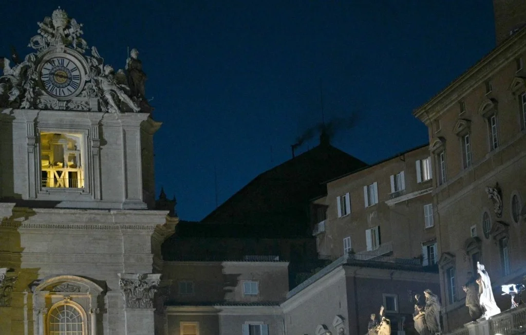 Échec du Conclave : Fumée Noire au Vatican Après Trois Heures d'Attente