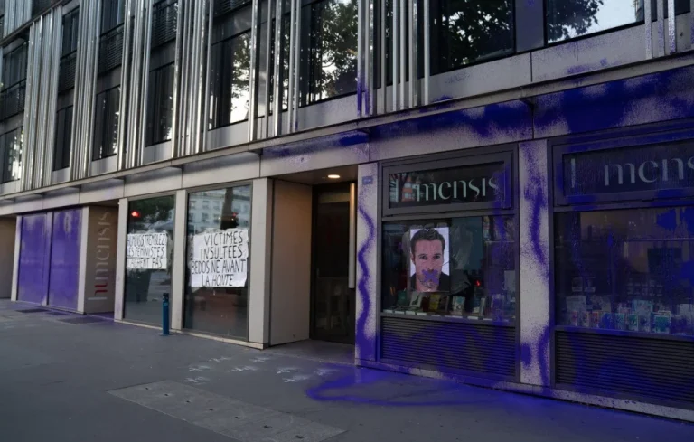 Féministes de #NousToutes s&rsquo;expriment contre Nicolas Bedos à Paris