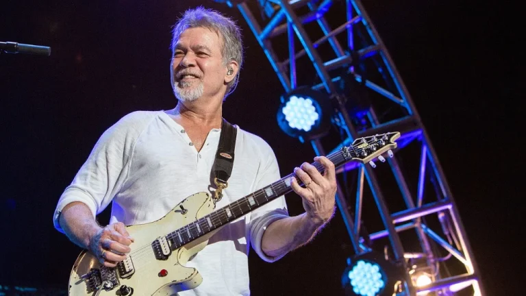 Hommage éphémère à Eddie Van Halen dans le métro de New York