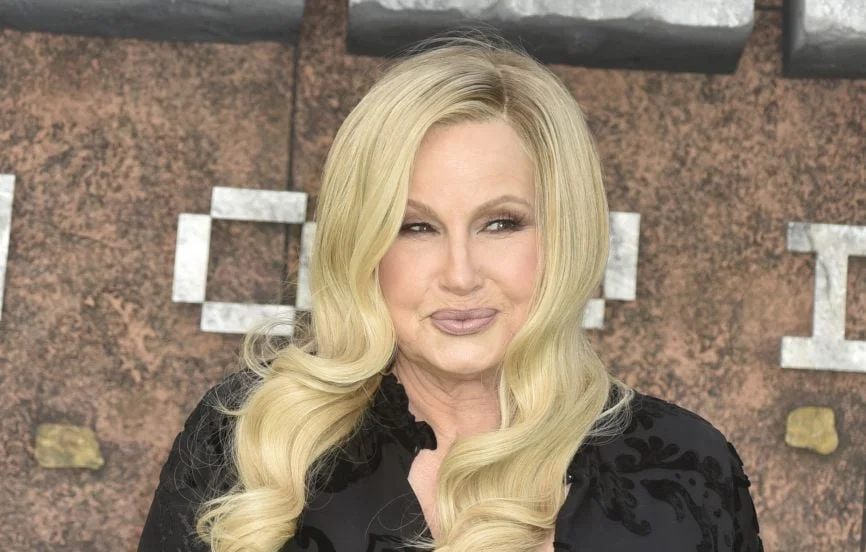 Jennifer Coolidge exhorte les diplômés à croire aux absurdités