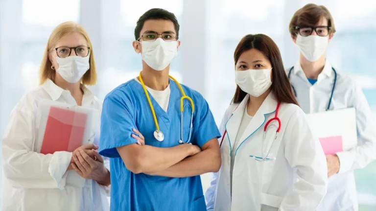 L&rsquo;Histoire du Titre de Médecin : Quand le Terme &lsquo;Docteur&rsquo; est Apparue