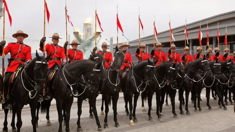 L&rsquo;origine des Gendarmes Canadiens : luttant contre le whisky