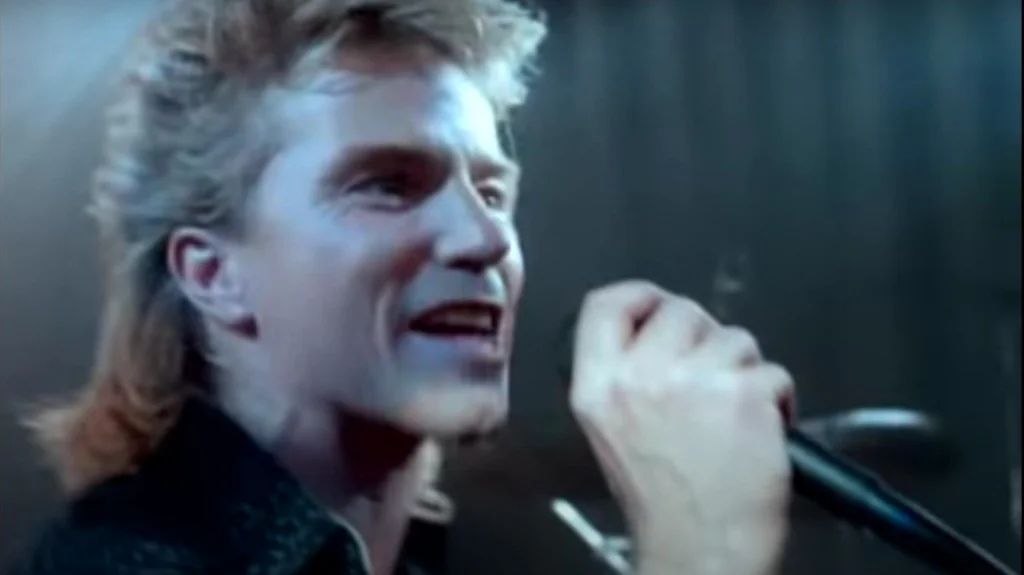 La Triste Mort de Dennis Frederiksen, Chanteur de Toto