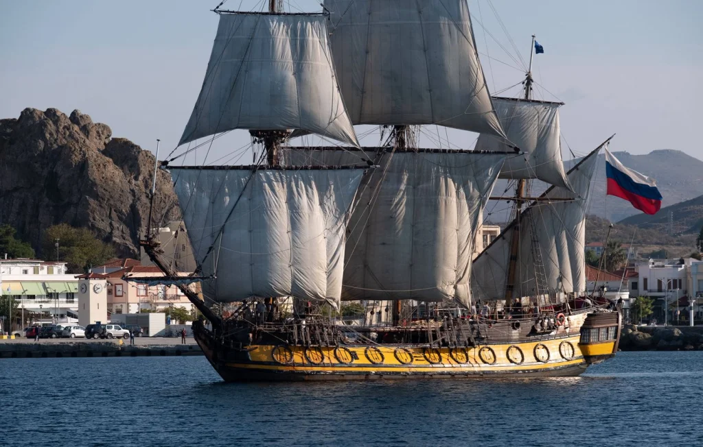 La frégate russe Shtandart au cœur de tensions en Bretagne