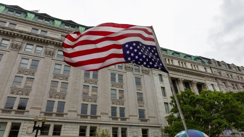 Le drapeau américain à l'envers : signification et histoire expliquées