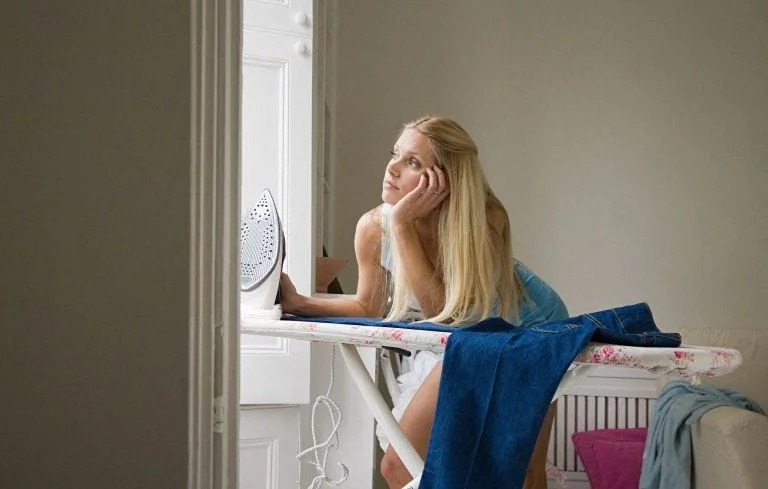 Le fer à repasser en déclin : entre passion et désaffection