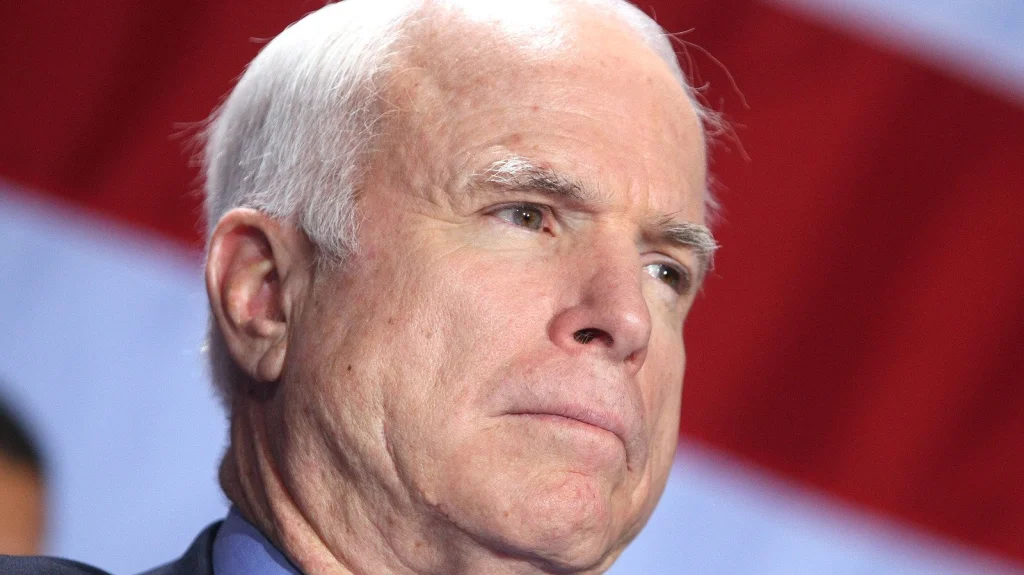 Les détails tragiques de John McCain comme prisonnier de guerre