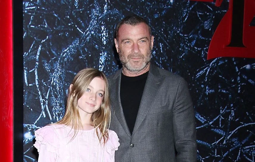 Liev Schreiber soutient sa fille transgenre, Laeticia Hallyday change de vie