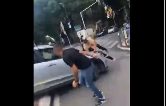 Marseille : Une voiture fonce sur des manifestants de taxis