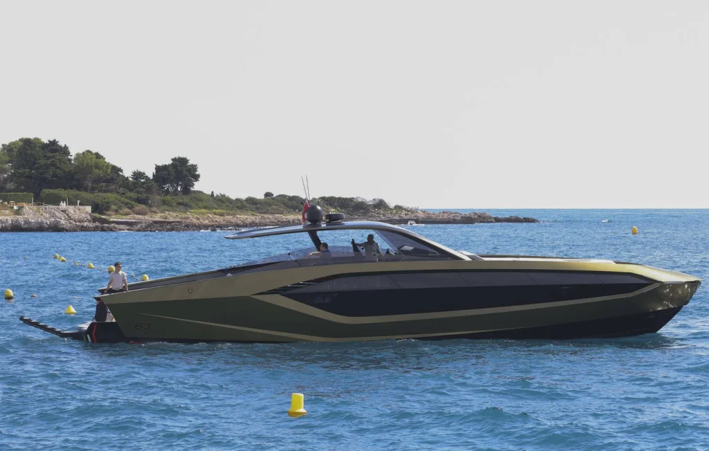 Miami : Un yacht Lamborghini coule avec 30 influenceuses à bord