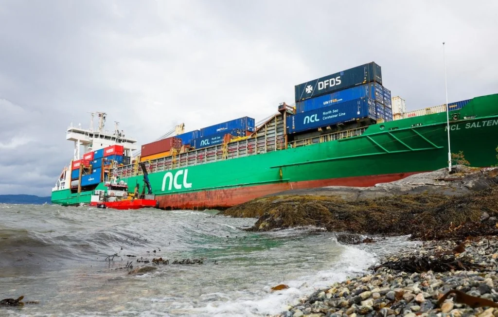 Norvège : Un cargo échoué dans un jardin renfloué en 30 minutes