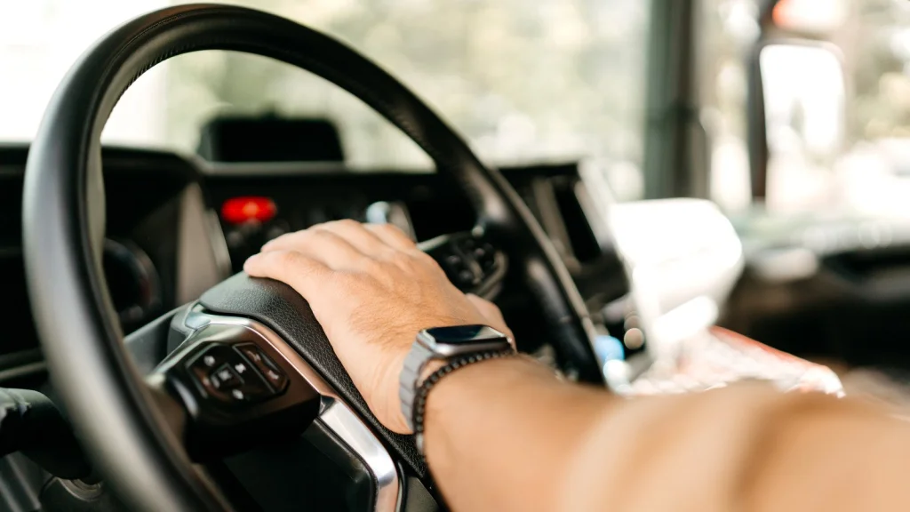 Pourquoi les routiers klaxonnent-ils ? Le langage secret des camions