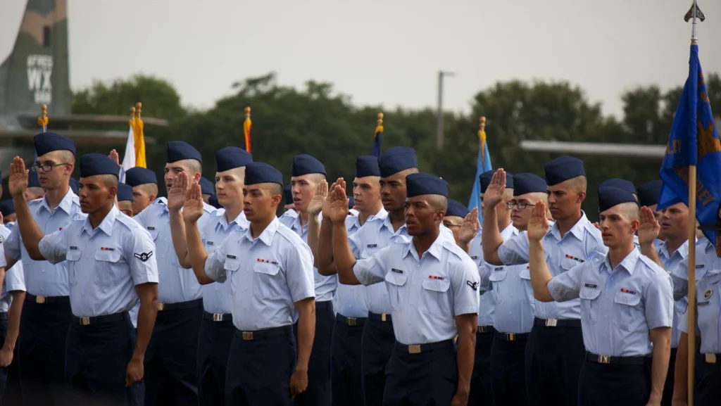 Pourquoi les soldats doivent être tapés après leur remise de diplôme