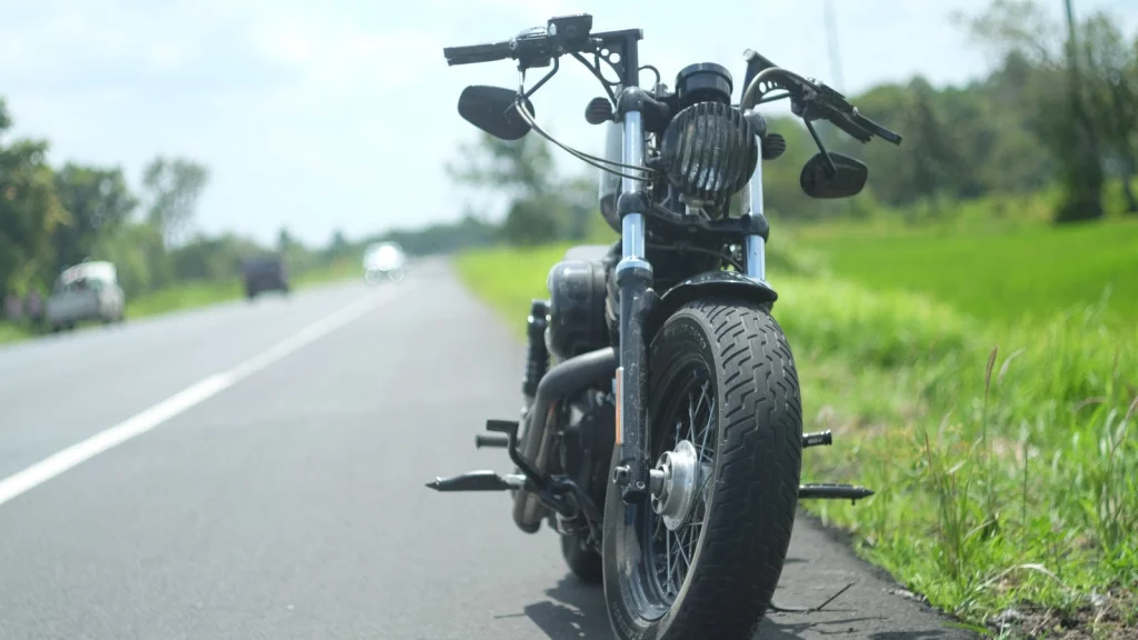 Pourquoi un casque au sol derrière une moto signifie qu'il faut aider