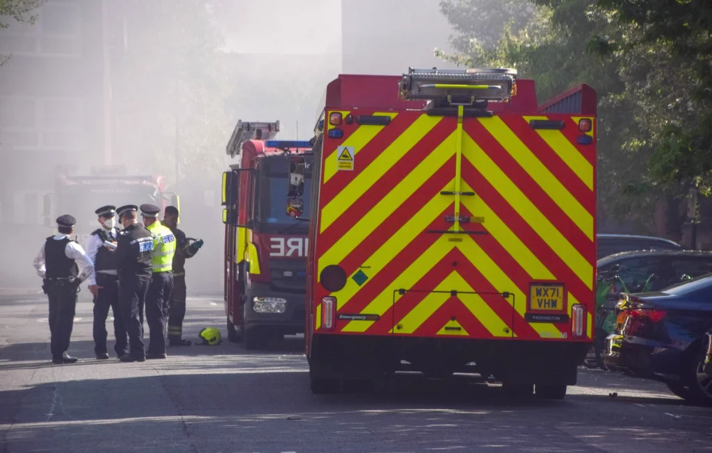 Quatorze enfants arrêtés après un incendie mortel au Royaume-Uni