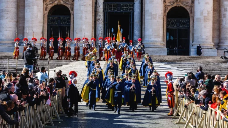 Quelle chanson la Garde Suisse a-t-elle jouée après le conclave ?