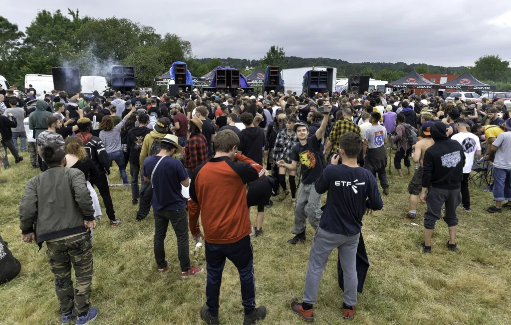 Rave-party illégale : 9.000 personnes rassemblées dans le Lot