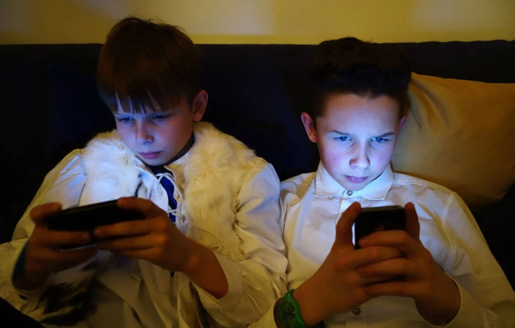 Réseaux sociaux : la France impose une vérification d'âge stricte