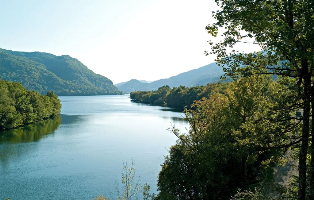 Risques de Sécurité : Le Lac de Coiselet dans le Jura Vidé