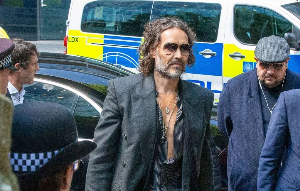 Russell Brand plaide non coupable de viol et agressions sexuelles