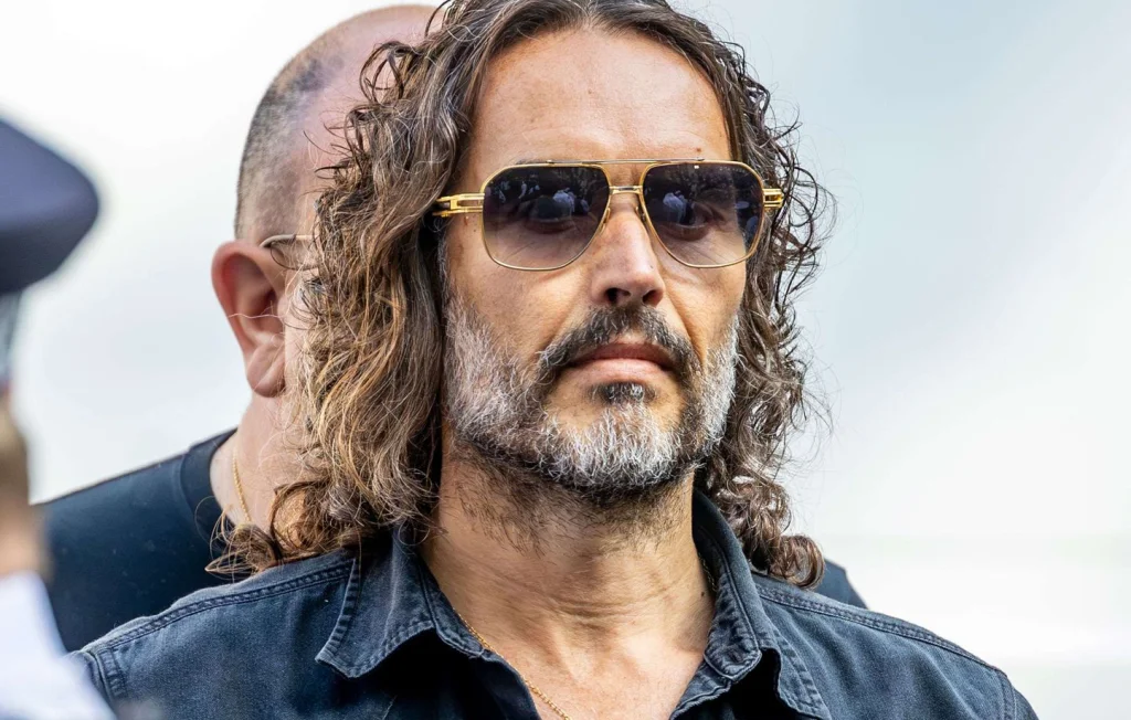 Russell Brand renvoyé devant la justice pour viols à Londres