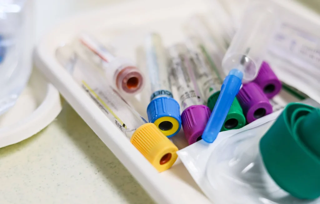 Toulouse : Une infirmière vit avec une aiguille dans le mollet