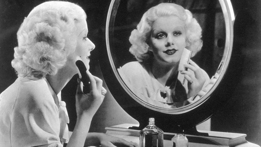 Jean Harlow appliquant du maquillage
