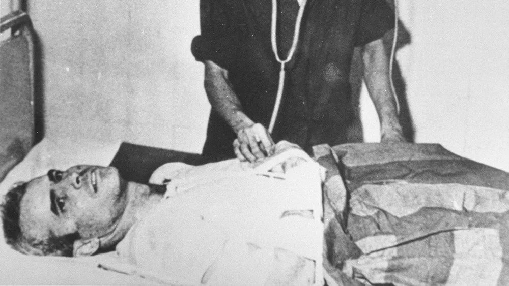John McCain à l'hôpital de Hanoi