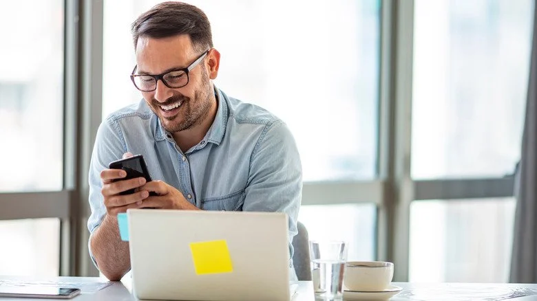 Homme souriant au travail