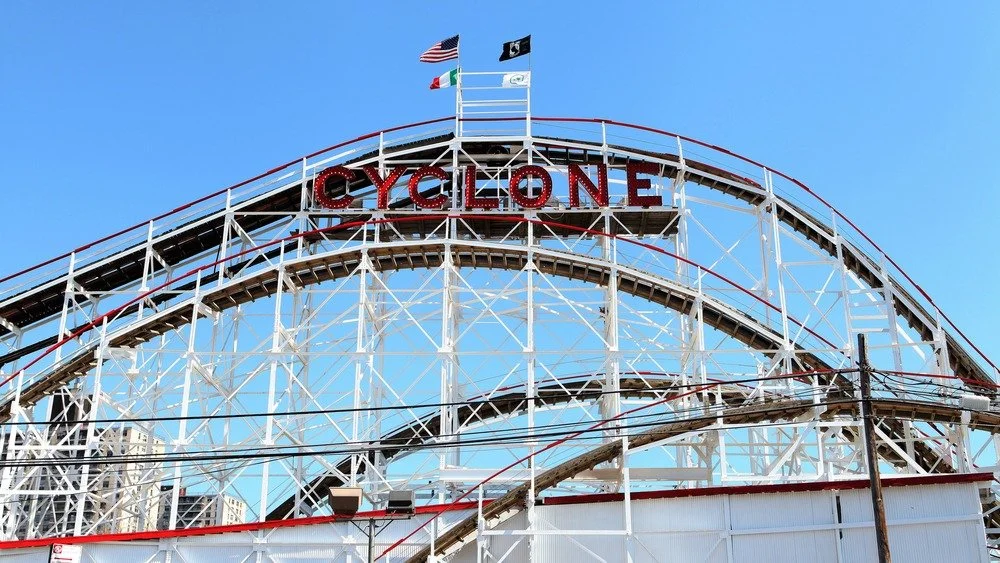 Drapeaux sur le Cyclone de Coney Island