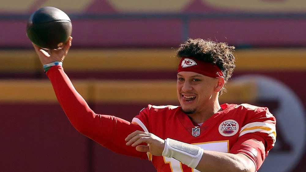 Mahomes brandissant un ballon de football