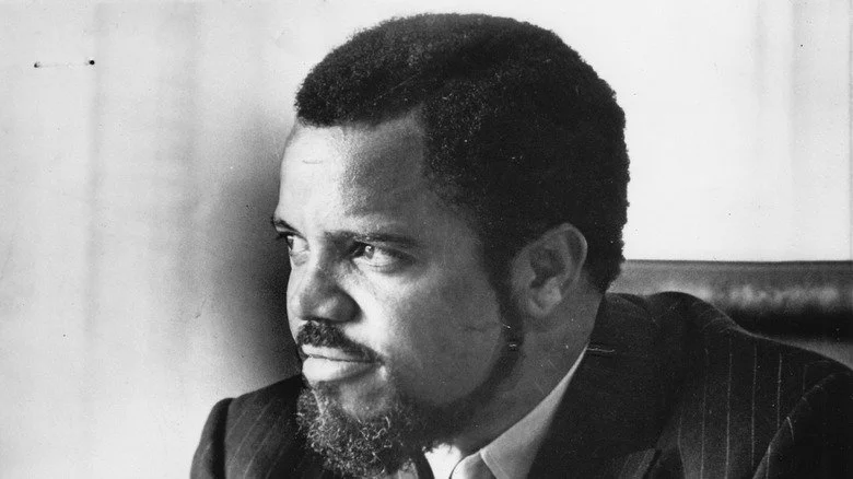 Berry Gordy regarde vers sa droite
