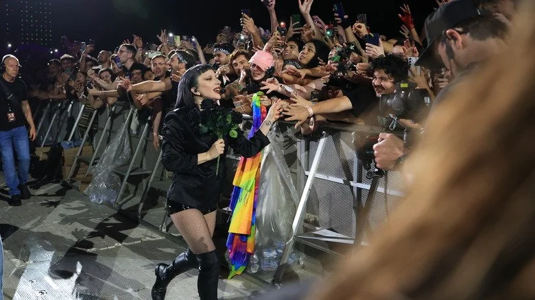 Lady Gaga en interaction avec ses fans durant son concert record de 2,5 millions de personnes