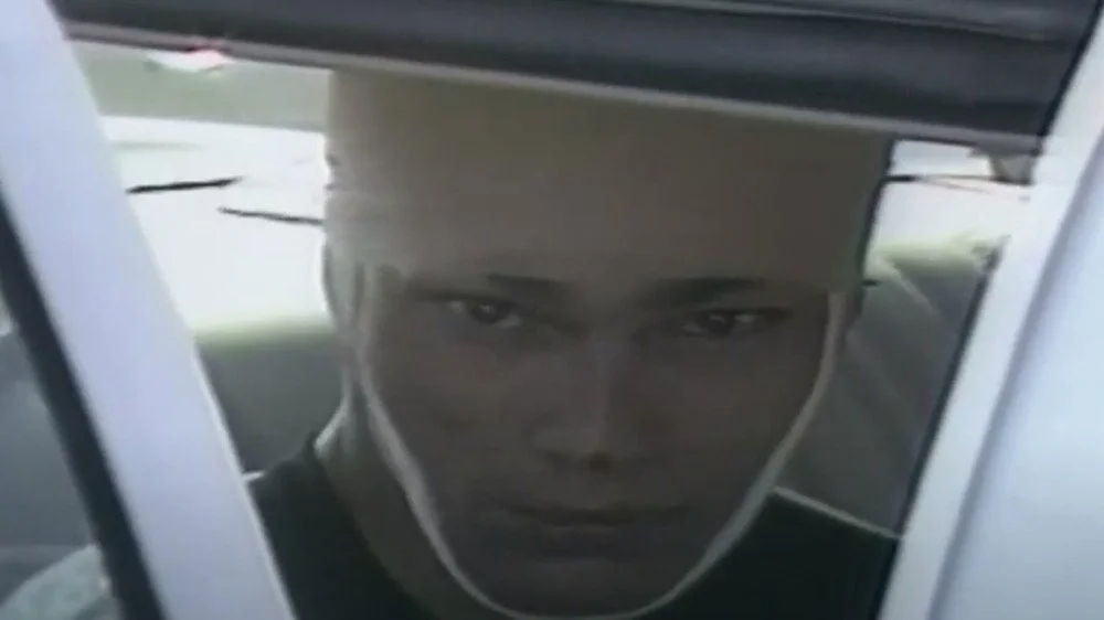 Richard Ramirez menotté, blessé et conduit en garde à vue