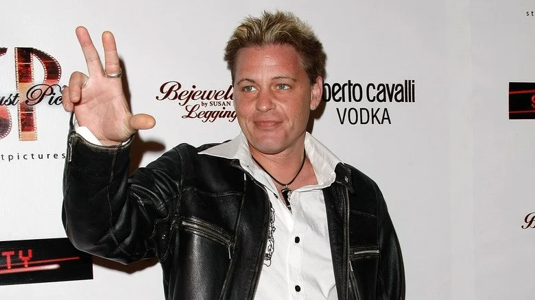 Corey Haim faisant signe de la main
