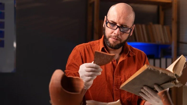 Archéologue étudiant des artefacts découverts