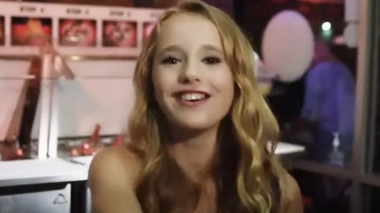 Alison Gold dans le clip de 'Chinese Food'