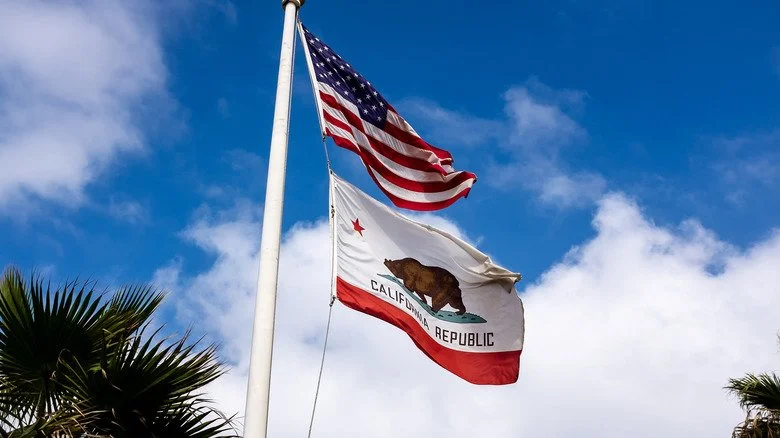 Drapeaux Californie et États-Unis flottant ensemble