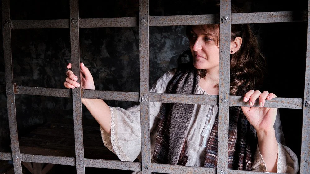 voleur en prison derrière des barreaux