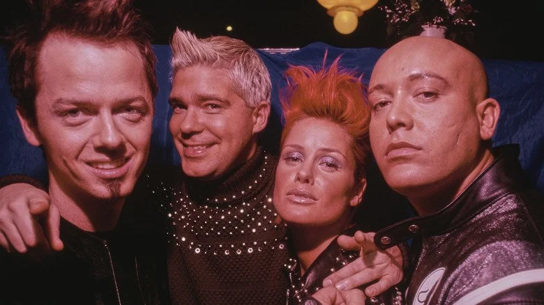 Aqua posant pour la caméra en 2000