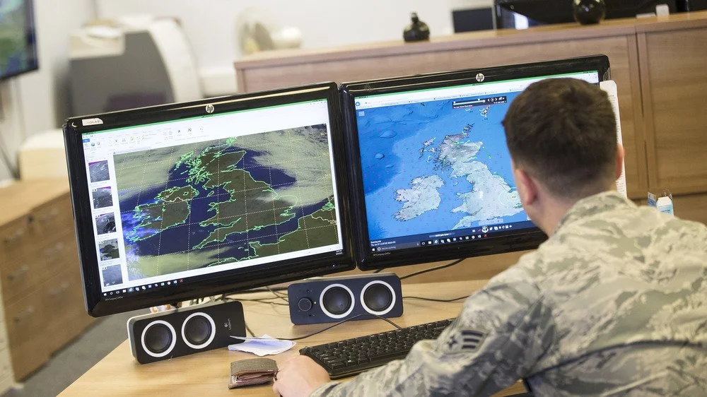 Personnel de l'Armée de l'air recueillant du renseignement