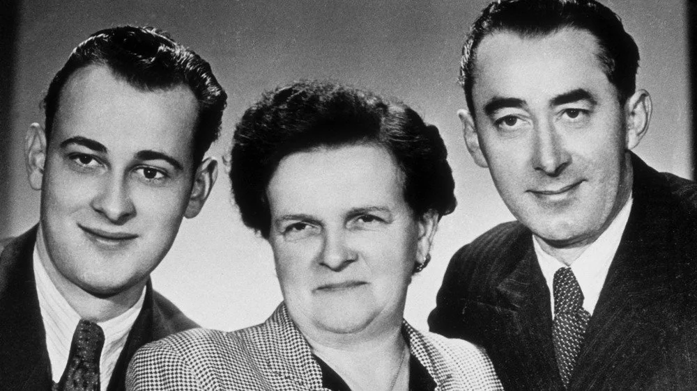 La famille d'Arnold Schwarzenegger (de gauche à droite : demi-frère Meinhard Schwarzenegger, mère Aurelia Schwarzenegger et père Gustav Schwarzenegger) posant pour une photo en 1965 à Thal, Autriche