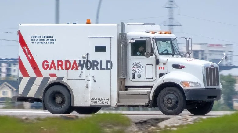 Camion blindé GardaWorld en mouvement