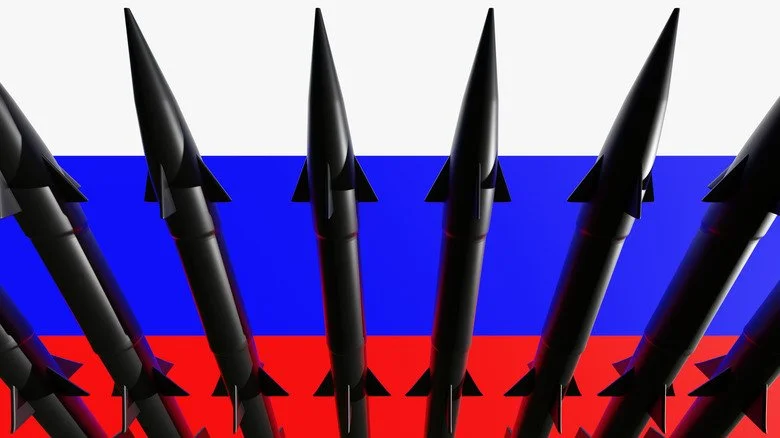 Missiles avec drapeau russe en arrière-plan