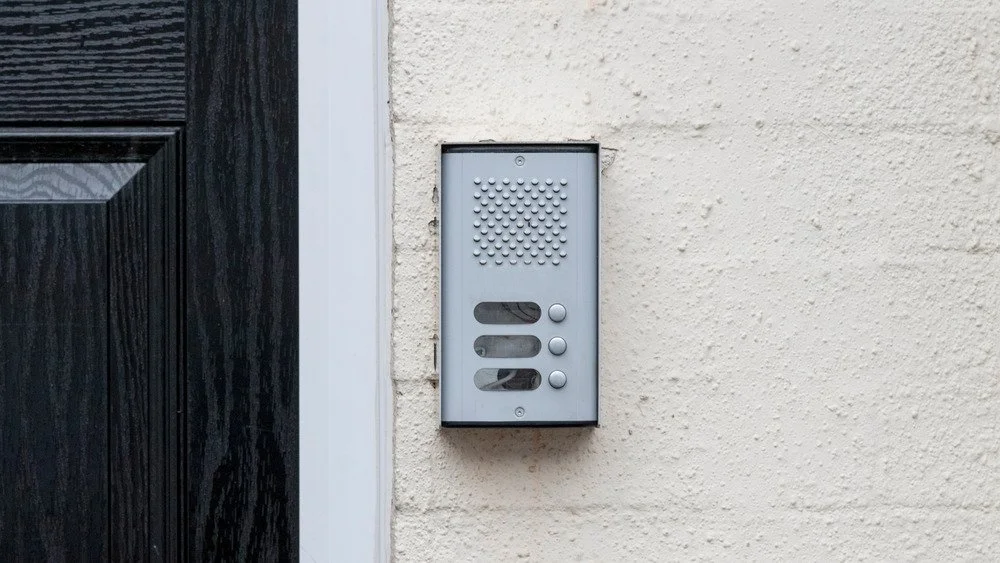 Un interphone accroché au mur