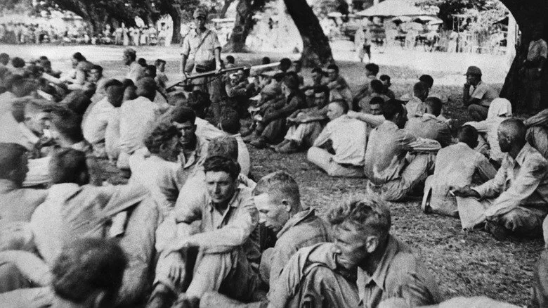 Soldats américains capturés assis après la bataille de Bataan